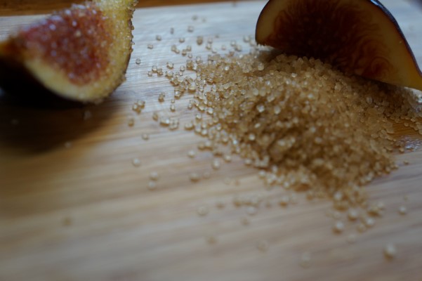 CROSTINI ΜΕ MOUSSE ΦΕΤΑ ΚΑΙ ΚΑΡΑΜΕΛΩΜΕΝΑ ΣΥΚΑ