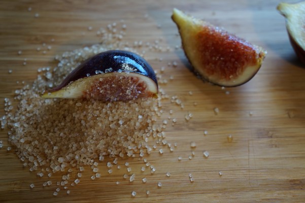 CROSTINI ΜΕ MOUSSE ΦΕΤΑ ΚΑΙ ΚΑΡΑΜΕΛΩΜΕΝΑ ΣΥΚΑ