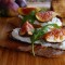 CROSTINI ΜΕ MOUSSE ΦΕΤΑ ΚΑΙ ΚΑΡΑΜΕΛΩΜΕΝΑ ΣΥΚΑ