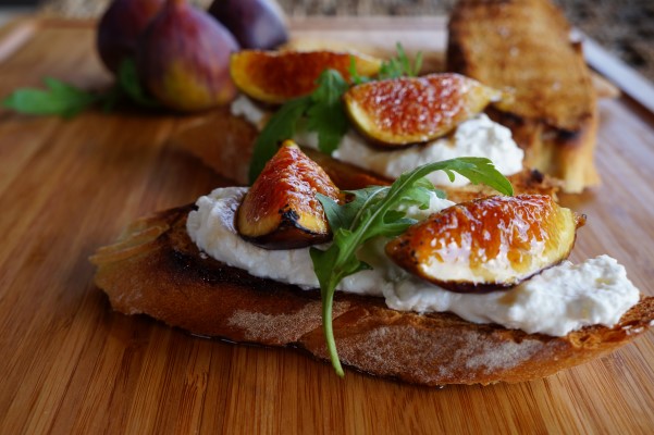 CROSTINI ΜΕ MOUSSE ΦΕΤΑ ΚΑΙ ΚΑΡΑΜΕΛΩΜΕΝΑ ΣΥΚΑ