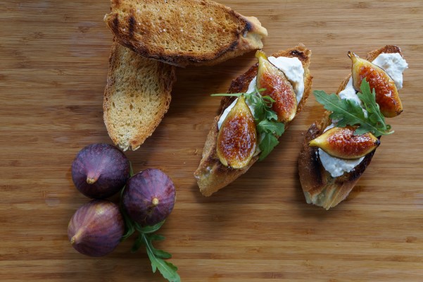 CROSTINI ΜΕ MOUSSE ΦΕΤΑ ΚΑΙ ΚΑΡΑΜΕΛΩΜΕΝΑ ΣΥΚΑ