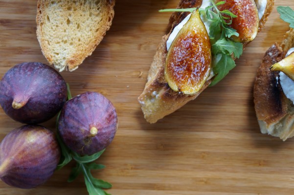 CROSTINI ΜΕ MOUSSE ΦΕΤΑ ΚΑΙ ΚΑΡΑΜΕΛΩΜΕΝΑ ΣΥΚΑ