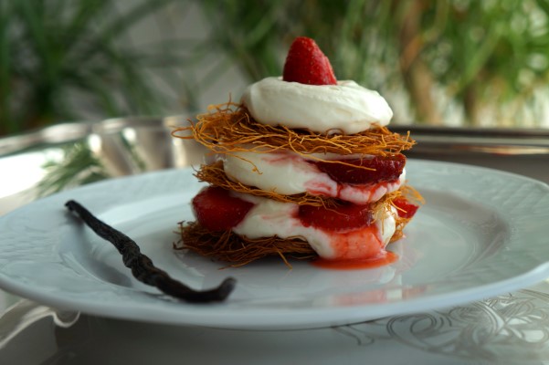 ΦΡΑΟΥΛΕΣ ΜΕ ΜΟΥΣ ΛΕΥΚΗΣ ΣΟΚΟΛΑΤΑΣ ΚΑΙ ΤΡΑΓΑΝΑ ΦΥΛΛΑ ΚΑΤΑΙΦΙ