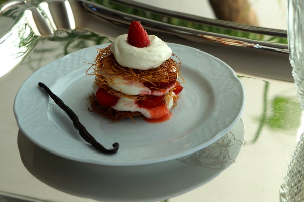 ΦΡΑΟΥΛΕΣ ΜΕ ΜΟΥΣ ΛΕΥΚΗΣ ΣΟΚΟΛΑΤΑΣ ΚΑΙ ΤΡΑΓΑΝΑ ΦΥΛΛΑ ΚΑΤΑΙΦΙ