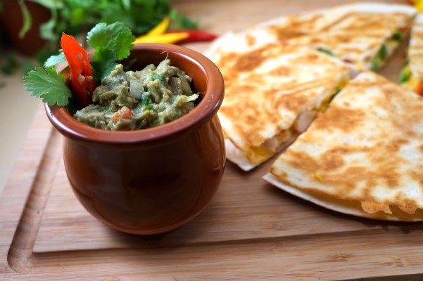 QUESADILLAS ΜΕ ΚΟΤΟΠΟΥΛΟ ΚΑΙ GUACAMOLE