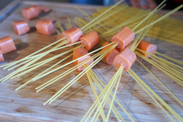 SPAGHETTI ΜΕ ΛΟΥΚΑΝΙΚΑ ΦΡΑΝΚΦΟΥΡΤΗΣ