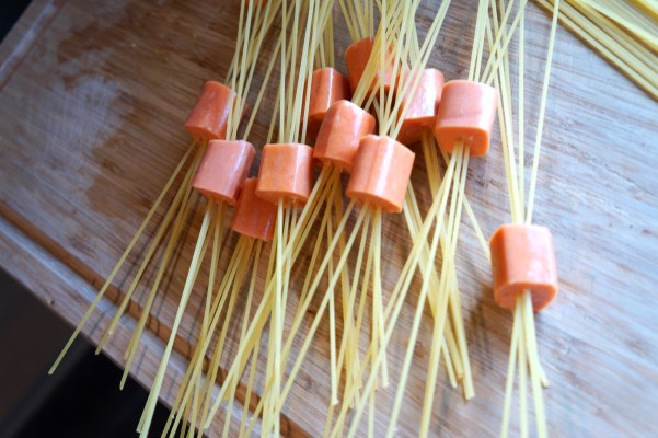 SPAGHETTI ΜΕ ΛΟΥΚΑΝΙΚΑ ΦΡΑΝΚΦΟΥΡΤΗΣ