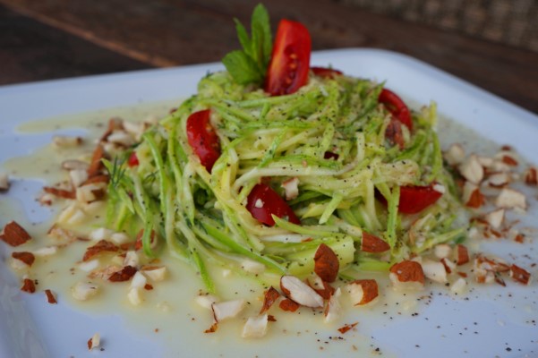 ΣΑΛΑΤΑ ΜΕ ΚΟΛΟΚΥΘΑΚΙΑ