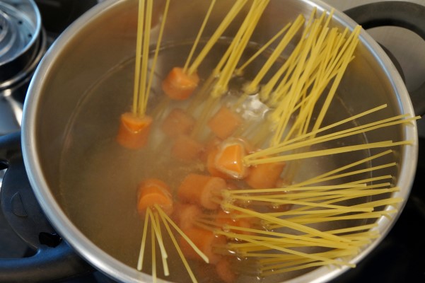 SPAGHETTI ΜΕ ΛΟΥΚΑΝΙΚΑ ΦΡΑΝΚΦΟΥΡΤΗΣ