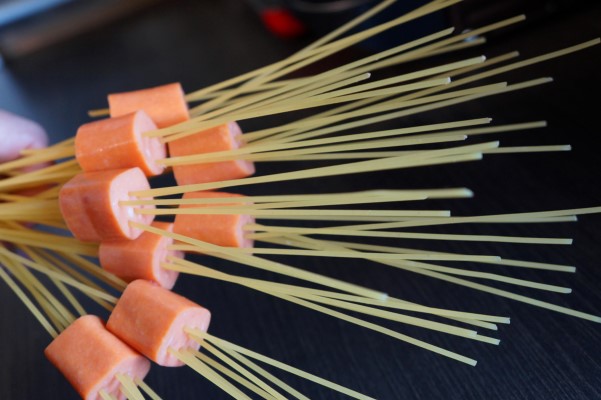 SPAGHETTI ΜΕ ΛΟΥΚΑΝΙΚΑ ΦΡΑΝΚΦΟΥΡΤΗΣ
