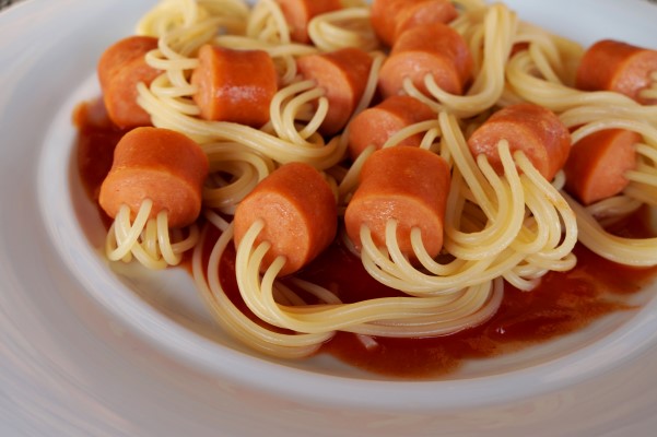 SPAGHETTI ΜΕ ΛΟΥΚΑΝΙΚΑ ΦΡΑΝΚΦΟΥΡΤΗΣ