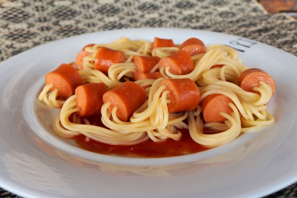 SPAGHETTI ΜΕ ΛΟΥΚΑΝΙΚΑ ΦΡΑΝΚΦΟΥΡΤΗΣ