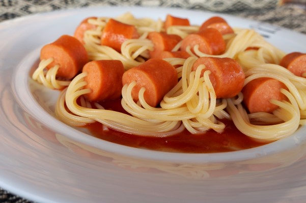 SPAGHETTI ΜΕ ΛΟΥΚΑΝΙΚΑ ΦΡΑΝΚΦΟΥΡΤΗΣ