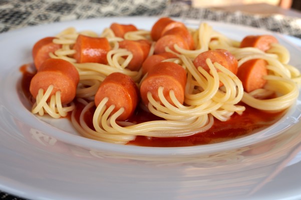 SPAGHETTI ΜΕ ΛΟΥΚΑΝΙΚΑ ΦΡΑΝΚΦΟΥΡΤΗΣ