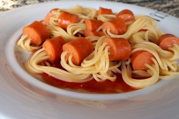 SPAGHETTI ΜΕ ΛΟΥΚΑΝΙΚΑ ΦΡΑΝΚΦΟΥΡΤΗΣ