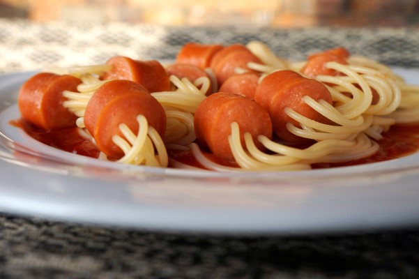 SPAGHETTI ΜΕ ΛΟΥΚΑΝΙΚΑ ΦΡΑΝΚΦΟΥΡΤΗΣ