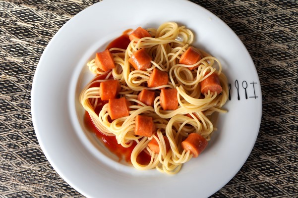 SPAGHETTI ΜΕ ΛΟΥΚΑΝΙΚΑ ΦΡΑΝΚΦΟΥΡΤΗΣ