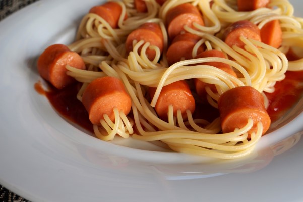 SPAGHETTI ΜΕ ΛΟΥΚΑΝΙΚΑ ΦΡΑΝΚΦΟΥΡΤΗΣ