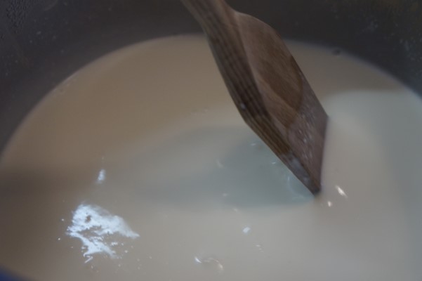 PANACOTTA ΜΕ ΚΑΡΑΜΕΛΑ ΚΑΙ ΖΑΧΑΡΩΜΕΝΑ ΡΟΔΟΠΕΤΑΛΑ