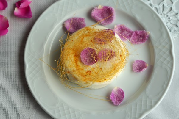 PANACOTTA ΜΕ ΚΑΡΑΜΕΛΑ ΚΑΙ ΖΑΧΑΡΩΜΕΝΑ ΡΟΔΟΠΕΤΑΛΑ