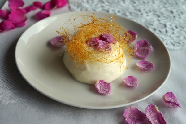 PANACOTTA ΜΕ ΚΑΡΑΜΕΛΑ ΚΑΙ ΖΑΧΑΡΩΜΕΝΑ ΡΟΔΟΠΕΤΑΛΑ