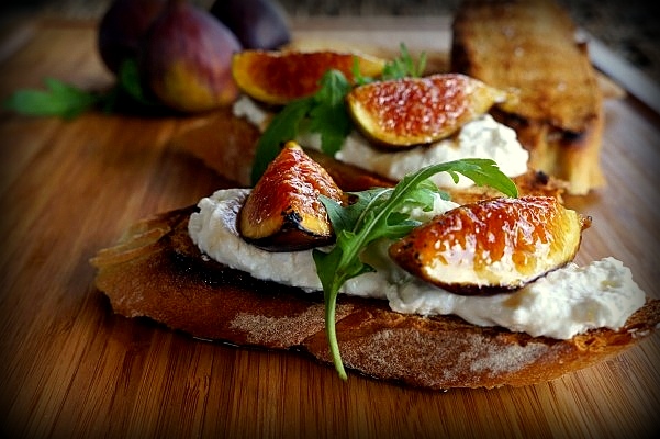 CROSTINI ΜΕ MOUSSE ΦΕΤΑ ΚΑΙ ΚΑΡΑΜΕΛΩΜΕΝΑ ΣΥΚΑ