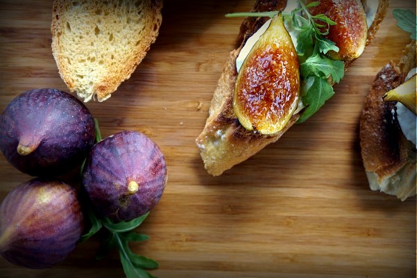 CROSTINI ΜΕ MOUSSE ΦΕΤΑ ΚΑΙ ΚΑΡΑΜΕΛΩΜΕΝΑ ΣΥΚΑ