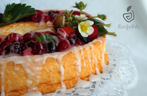 ΚΕΙΚ ΑΓΓΕΛΩΝ ΜΕ ΓΛΑΣΟ ELDERFLOWER ΚΑΙ ΜΥΡΤΙΛΑ