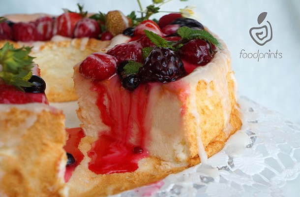 ΚΕΙΚ ΑΓΓΕΛΩΝ ΜΕ ΓΛΑΣΟ ELDERFLOWER ΚΑΙ ΜΥΡΤΙΛΑ
